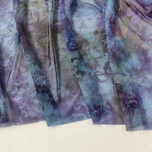 Floral Power Netzstoff – Blaue abstrakte Rosen 90g/m² | 4-Wege-Stretchnetz | 160 cm Breit | Transparente Atmungsaktive Stoff für Tanzbekleidung, Dessous