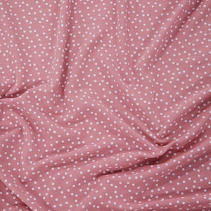 Peut inclure: Tissu rose avec un motif de pois blancs. Le tissu est froiss&eacute; et a une texture douce.