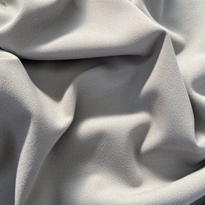 Tejido de punto elástico de crepé de buceo de alta calidad en color gris plateado para confección de vestidos. Se vende por metro.
