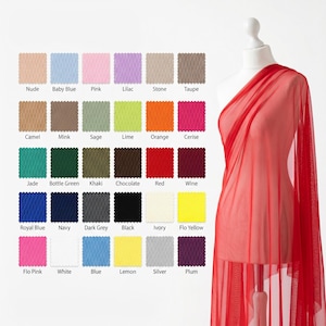 Peut inclure: Un mannequin drapé dans un tissu rouge transparent à côté d'un nuancier présentant trente échantillons de tissu distincts. Chaque échantillon carré est étiqueté avec son nom de couleur, notamment Nude, Baby Blue, Pink, Lilac, Stone, Taupe, Camel, Mink, Sage, Lime, Orange, Cerise, Jade, Bottle Green, Khaki, Chocolate, Red, Wine, Royal Blue, Navy, Dark Grey, Black, Ivory, Flo Yellow, Flo Pink, White, Blue, Lemon, Silver et Plum.