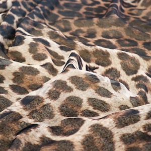 Tessuto a rete elasticizzato con stampa leopardata, tessuto trasparente con stampa animalier, tessuto leggero per abiti e lingerie, tessuto a rete traspirante al metro