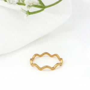 Anillo de oro macizo con ondas / Banda festoneada en zigzag de oro de 10 quilates / Anillo minimalista ondulado apilable / Anillo de oro delicado / Regalo único para ella
