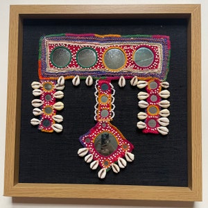 Patch antique de gala lambani banjara, tapisserie de broderie indienne antique. Pièce de collection Karnataka banjara. Mur d’art s’accrochant. Miroir, coquilles