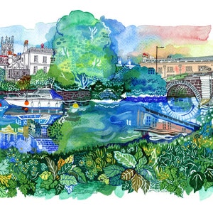 Puede incluir: Pintura acuarela de una escena de río con un barco, un puente y edificios en el fondo. El río es azul y verde, y los edificios son blancos con techos rojos. Hay árboles y arbustos a ambos lados del río.