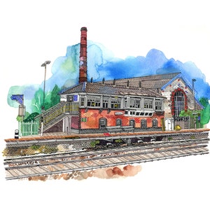 Puede incluir: Una pintura de acuarela de una estación de tren de ladrillo rojo con una chimenea alta. La estación tiene una plataforma de madera y un letrero que dice "Totnes".