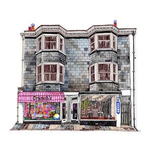 Puede incluir: Una ilustración de acuarela de un edificio de dos pisos con una fachada de tienda. La fachada de la tienda tiene un toldo a rayas rosa y blanco con el texto "Crunch's" en blanco. Las ventanas están llenas de artículos coloridos, incluyendo pelotas de playa y juguetes. El edificio está hecho de ladrillo gris con molduras blancas.