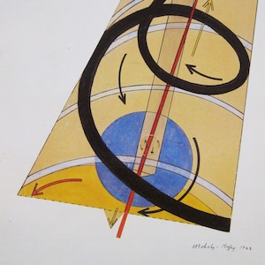 Puede incluir: Obra de arte geométrica abstracta con una línea curva negra con flechas, una línea roja y un círculo azul sobre un fondo amarillo y blanco. La obra de arte se titula "Michelob: 1922".