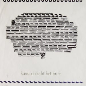 May include: Black and white abstract geometric design with a wavy border. The text "kunst ontkalkt het brein" is printed below the design.
