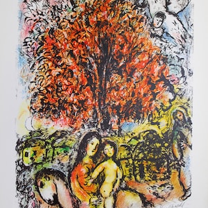 Pode incluir: Uma litografia colorida de uma pintura de Marc Chagall. A pintura retrata uma mulher segurando uma criança em frente a uma grande árvore com folhas vermelhas e laranja. O fundo inclui uma pequena casa e um pássaro branco. O texto "CHAGALL AT PACE/COLUMBUS" está na parte inferior da impressão.