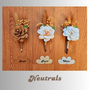 Boutonniere di carta con rose per sposo e testimoni