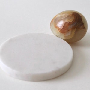 Vintage onyx alabaster carved marble red brown swirl egg decor. 1970's carved decorative cream brown egg onyx carved egg paperweight.