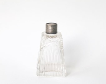 Vintage Art Deco 1920's silver hallmarked perfume bottle. Vintage Georgian sterling silver roaring 20's perfume bottle.