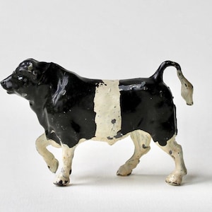Vintage Britains Model Home series No 38F walking Bull. Lead toy Bull. Britains walking black and while Bull. 1940&#39;s toy animal farm Bull.