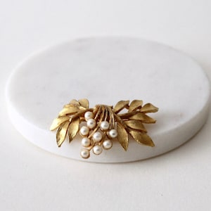 vintage JJ Jonette feuille de vigne fausse perle ton or broche 3D. Perle JJ, broche feuille d&#39;or. Broche JJ signée Flora en fausses perles des années 1970.