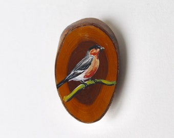 Vintage wood slice Bullfinch bird brooch. Finch bird Brooch. Brach slice bird brooch. Bird on branch brooch. Black, white, red bird Finch.