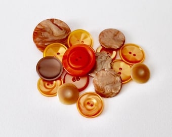 Vintage pearlised marbled brown and orange mixed pattern mixed size buttons. Various size mixed brown pearlised buttons. Art craft buttons.