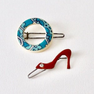 Vintage 1960's high heel shoe circle hair barrettes. Mismatch pair 1960 hair clasp. Orange enamel shoe rhinestone round plastic hair slide.