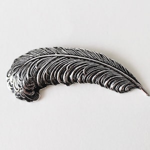 Vintage Sarah Coventry Canada silver feather brooch. Silver textured feather brooch. Oxidised tone old silver quill feather plume brooch.
