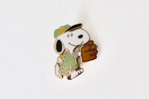 Vintage Peanuts Snoopy baseball catcher pin. Snoop