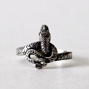 Vintage 925 silver snake coil ring. Coiling twisting Gothic style Egyptian style serpent ring. Slithering reptile Sterling silver ring.