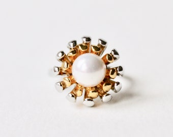 Vintage silver gold pearl flower statement ring. Two tone faux pearl ring. Silver flower ring. Gold flower ring. Pearl flower fashion ring.