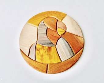 Vintage Holz Marquetry Papagei Untersetzer Untersetzer. Gemischte Holz Kreis Vogel Untersetzer. Papagei Marquetry Untersetzer. Hölzerne Inlay Papagei runden Topf stand.