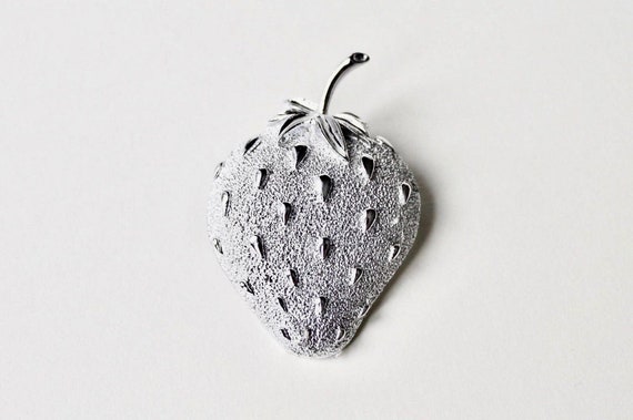 Vintage Sarah Coventry silver Strawberry brooch. S