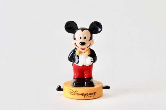 ディズニーランドのミッキーマウスの銅像です。限定100台の限定 ディズニーランドのミッキーマウスの銅像です。限定100台の限定