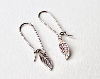 Vintage 925 silver leaf dangle enamel earrings. Sterling silver 925 leaf dangle earrings. Brown enamel drop earrings. Autumn, fall earrings.