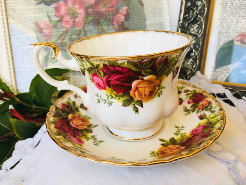 Old Country Roses Teacup and Saucer - Thumbnail 3