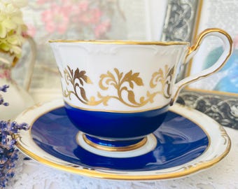 Tasse et soucoupe Aynsley bleu cobalt : dorure et bordure festonnée, porcelaine anglaise vintage