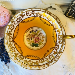 Tasse à thé et soucoupe Royal Albert jaune et or, manche floral violet rose et or, service à thé anglais vintage