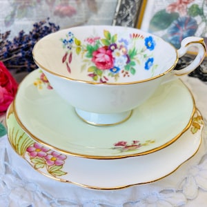 Vintage blommig blandad teservis, Paragon pastellblå kopp, Royal Albert tallrik