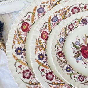 Antikes Wandteller Set mit 3 Wedgewood von Etruria Kornblumen Abend- und Lunchteller AS IS