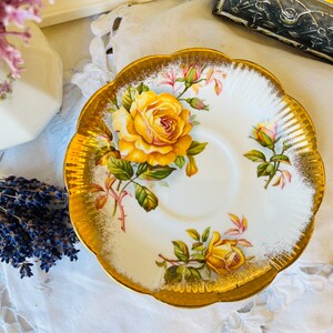 Soucoupe de rechange pour roses et choux jaunes Royal Albert, coffre au trésor, écusson doré, bordure dorée épaisse avec motif nervuré