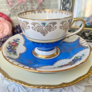 Tasse à thé, soucoupe et assiette dépareillées roses bleu aqua, or et roses par Royal Stafford and Royal Doulton