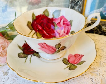 Filiżanka i spodek Royal Albert Pink and Red Cabbage Roses w kształcie róż Avon