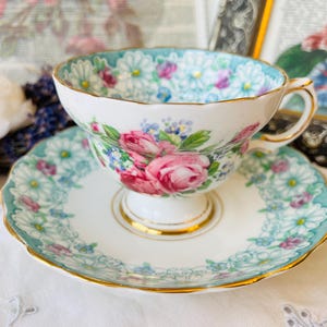Rosina Rosen und Gänseblümchen Teetasse und Untertasse mit rosa und blauen Blüten, Vintage englische Teeset