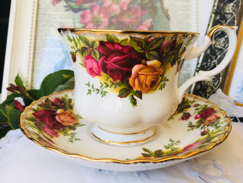 Old Country Roses Teacup and Saucer - Thumbnail 4
