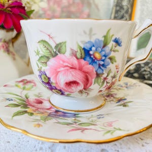 Tasse à thé et soucoupe Crocus Aynsley : roses de chou rose et bouquet de fleurs