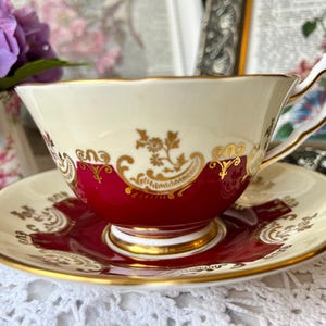 Tasse et soucoupe à thé rouge et or avec roses choux roses, service à thé anglais, porcelaine numérotée, tasse de meuble vintage, tasse à thé telle quelle