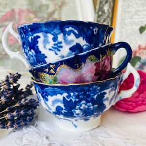 Kleine antike Kobaltblaue Teetassen, nicht gekennzeichnetes Porzellan mit blauem Transferware in einem Blumenmuster