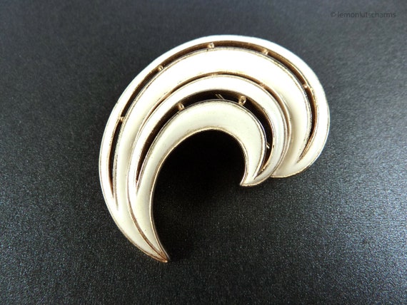 Vintage Trifari White Feather Plume Brooch Pin, 19