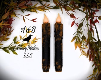 Lot de 2 bougies coniques noires effet vieilli de 18 cm (7 pouces) avec LED, trempées dans la cire et dotées d'une minuterie. Bougies sans flamme à piles, style rustique et primitif. Décoration intérieure.
