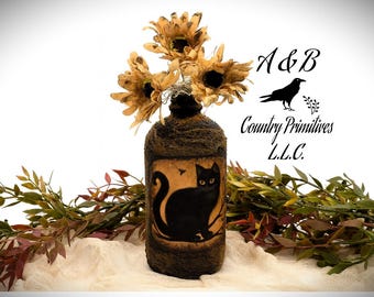 Composition florale de chat noir primitif, bouteille sale : décoration d'automne de ferme de campagne