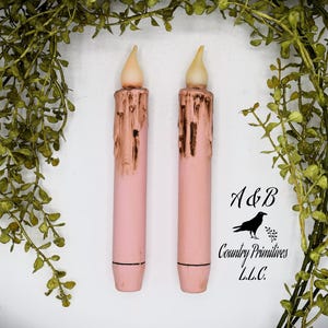 Conjunto de (2) Duas velas cônicas de cera LED de 7 polegadas rosa sujo com temporizador, velas operadas por bateria, decoração rústica de casa primitiva