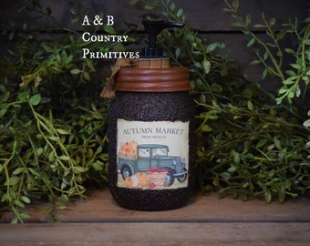 Distributeur de savon pour les mains dans un camion crasseux du marché d'automne : décoration de salle de bain de ferme rustique