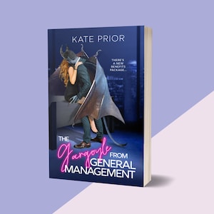 Könnte beinhalten: Buchcover mit dunkelblauem Hintergrund, auf dem ein Mann mit Flügeln und eine Frau zu sehen sind. Der Mann trägt einen Anzug und die Frau ein schwarzes Kleid. Der Text auf dem Cover lautet "The Gargoyle from General Management".