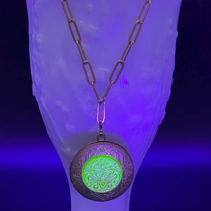 20 Inch Vtg. Czech URANIUM Glass Floral Etched Locket Pendant Necklace Flower UV Glow