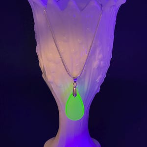 20 Inch Sterling Silver Czech URANIUM Glass Large Vaseline Frosted Teardrop Pendant Necklace UV Glow